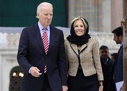 جو بایدن رییس جمهور آمریکا و همسرش در مسجد + تصاو