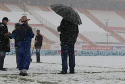 ورزشگاه‌های به ظاهر مدرن و تعویق بازی با بارش برف