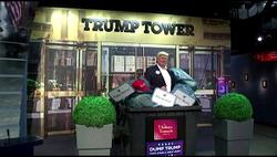 انداختن مجسمه ترامپ در سطل زباله (فیلم)