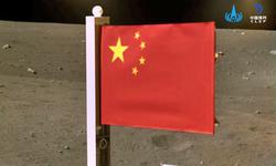 پرچم پنج‌ستاره و سرخ چین به ماه رسید