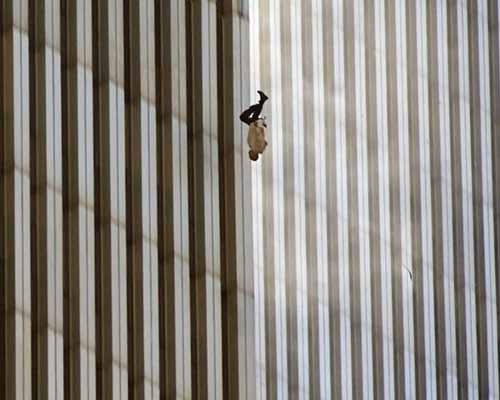 یکی از مشهورترین عکس های حمله ۱۱ سپتامبر به برج ه