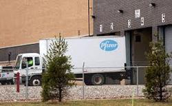 ارسال کامیون های حامل واکسن فایزر به بیمارستان ها