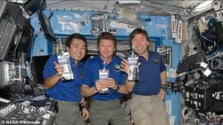 تصاویر| قاچاق مشروبات الکلی به فضا توسط فضانوردان