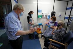 تزریق اولین واکسن کرونا با حضور نخست وزیر انگلیس 