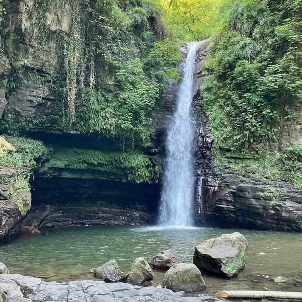 آبشار زیبای زمرد که در شهرستان حویق قرار دارد یک 