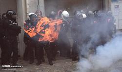 آتش گرفتن پلیس فرانسه در جریان اعتراضات! + عکس
