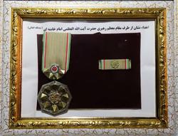 اعطای نشان «درجه یک نصر» به خانواده شهید فخری‌زاده