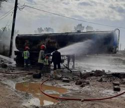 آتش‌ گرفتن مخزن تانکر حمل سوخت در اهواز (عکس)/ عل