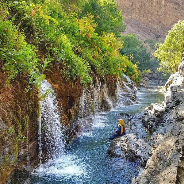 آبشار هفت چشمه در کیلومتر 17 جاده‌ی کرج-چالوس و د