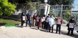 تجمع پرسنل شرکتی بیمارستان‌های مشهد مقابل استاندا