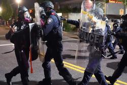 درگیری پلیس پورتلند با معترضان و خبرنگاران / بیش 
