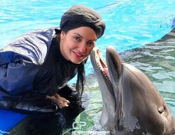 عکس بوسه مهناز افشار با دلفین در استخر خصوصی + تص