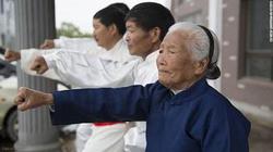 آشنایی با پیرزن 93 ساله چینی که حرکات رزمی آموزش 