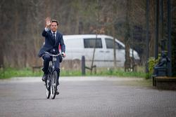 نخست وزیر هلند دوچرخه سوار می‌شود، چون آنجا منطقه