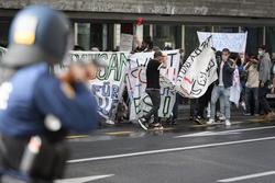 مقابله پلیس سوئیس با تحصن معترضان به تغییرات آب و