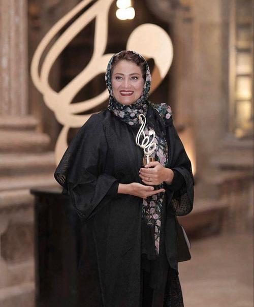 شهره خانوم ِ «هیولا» دیشب از جشن حافظ جایزه گرفت 