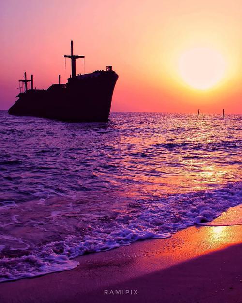 🌹 غروب خورشید در ساحل کشتی یونانی