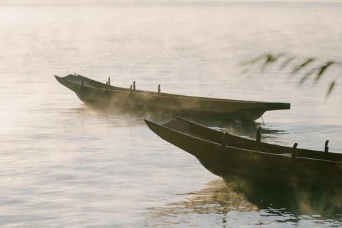 Photo by kiliiiyuyan  Traditional canoes of China