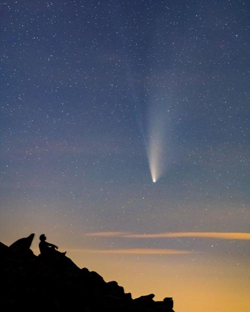 Photo by babaktafreshi  A prominent comet that be