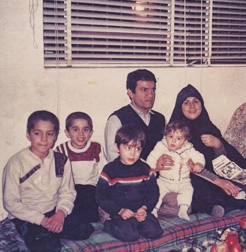 عکسِ قدیمیِ خانوادگی منو پدر و مادر و برادرای بزر