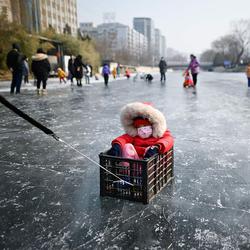 یک کودک در رودخانه یخ زده پکن + عکس    بهداشت نیو