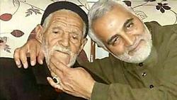 تصویری زیبا از سردار قاسم سلیمانی در کنار پدرش + 