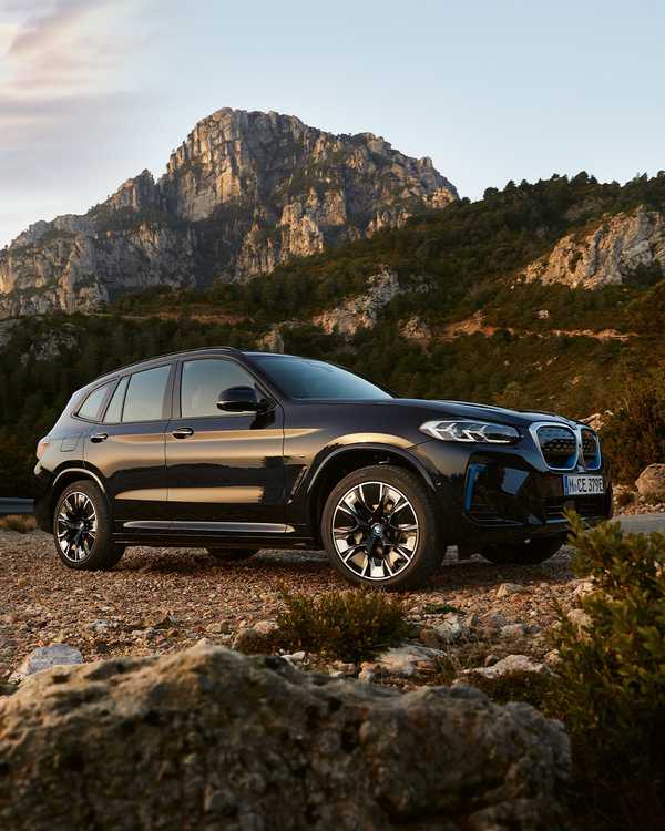 Electric power to the very top The new BMW iX3 TH