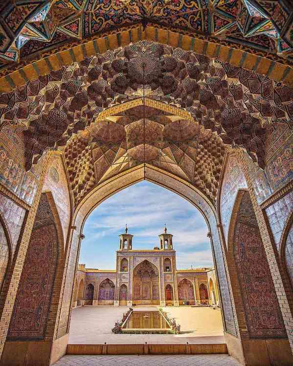 Incredible Architecture of Nasir Al Mulk Mosque  