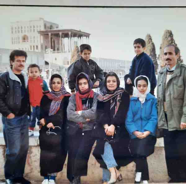 یک عکس قدیمى بهمن ماه سال ٦٩ همراه با خانواده خال