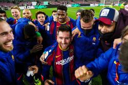 حلقه‌‌زدن بازیکنان بارسلونا دور مسی پس از کامبک  