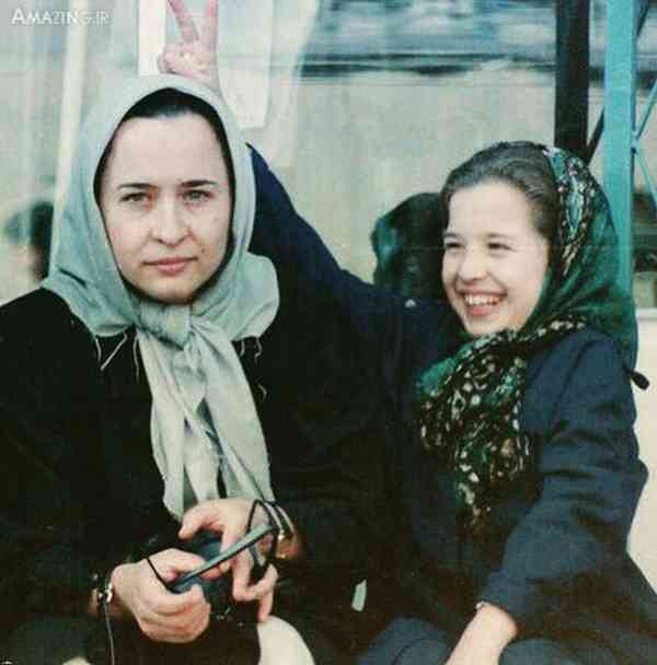 ملیکا شریفی‌نیا کنار مادرش آزیتا حاجیان در سال‌ها