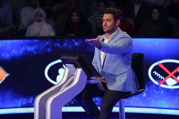 محمدرضا گلزار  در یک مسابقه برای یک نفر یک اشتباه