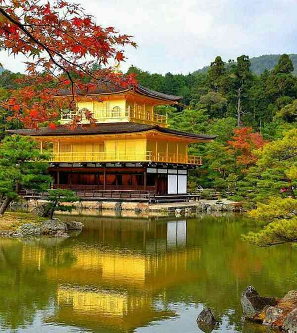 ژاپن  معبد طلایی کیوتو با نمای طلایی و انعکاس خیر