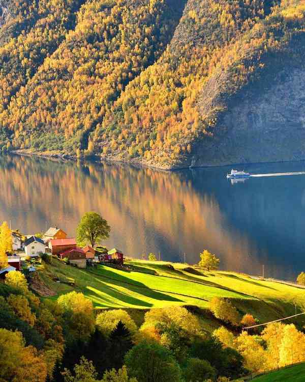 طبیعت زیبای کشور نروژ در فصل پاییز با چشم اندازها