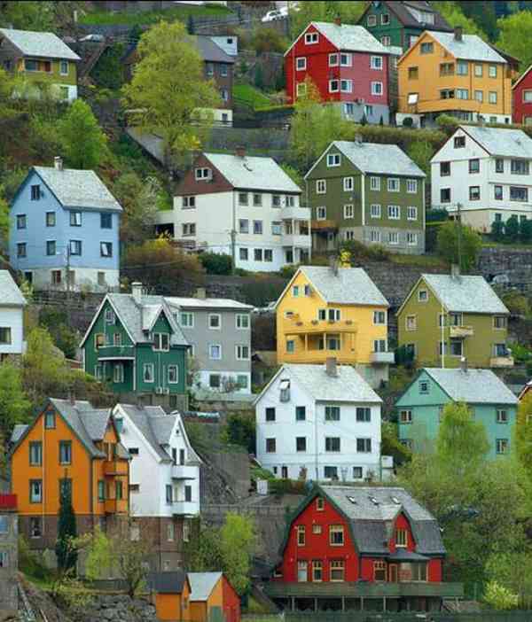 نروژ  منطقه Odda خانه هایی شبیه هم با تنوع رنگ و 