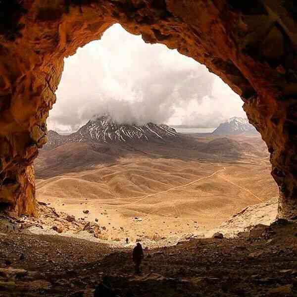 غار ایوب یکی از غارهای استان کرمان بر روی کوه ایو