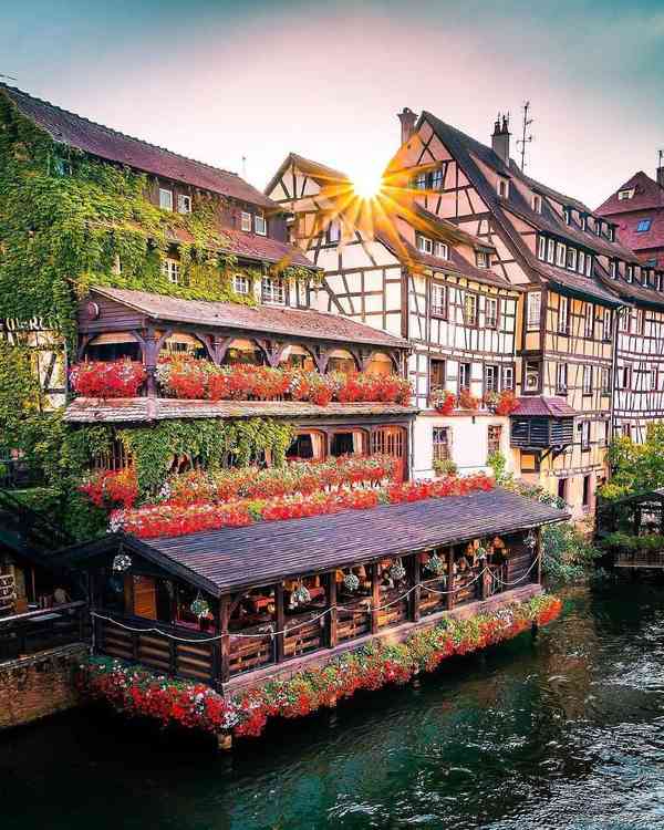 نمایی زیبا از استراسبورگ Strasbourg هفتمین شهر بز