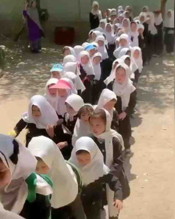 اینجا همان مدرسه دخترانه در دشت پرچی کابل است درس