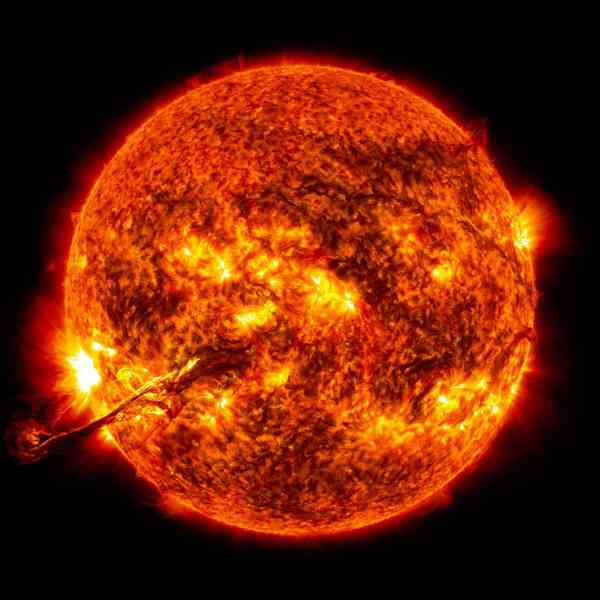 میزان انرژی که خورشید در یک ثانیه تولید می کند بر