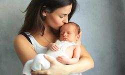 بوسیدن نوزاد | فواید و ضرر های بوسیدن نوزاد