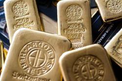 قیمت جهانی طلا کاهش یافت  قیمت جهانی طلا در معامل