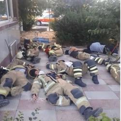عکسی از استراحت آتش نشانان فداکار در پی اطفا حریق