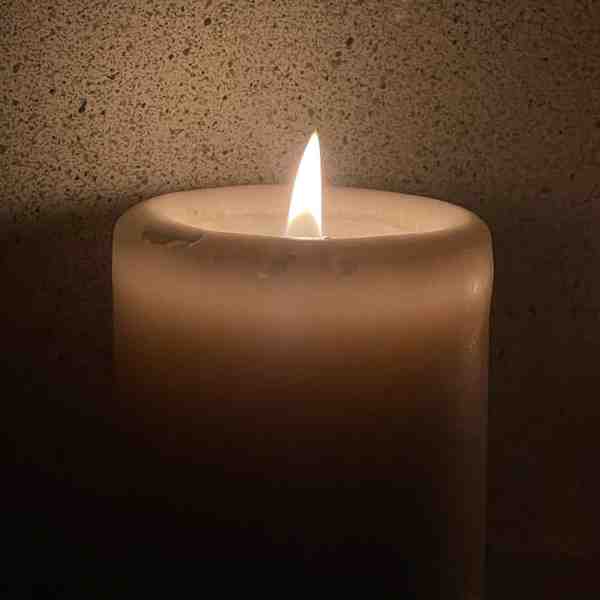 شمعی روشن می‌کنم برای ۶۵۵ عزیزِ هم‌وطن که از دست 