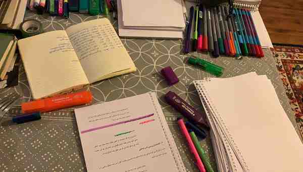 دفتر مشق و خودکارای رنگی بخشی مهمی از تفریحهای زن