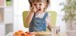 بچه‌ها را به خوردن غذاهای سالم تشویق کنیم