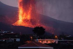 فاجعه در اسپانیا/ آتشفشان لاپالما همچنان خانه‌ها 