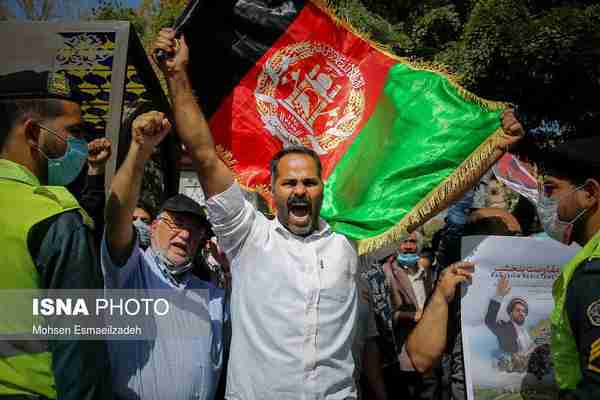  تجمع افغانستانی‌های مقیم مشهد در مقابل کنسولگری 