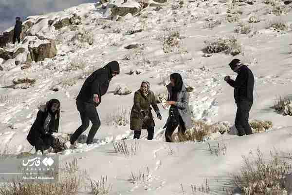 ‌ برف‌بازی در کویر ‌ منطقه سخوید یزد در تفت پس از