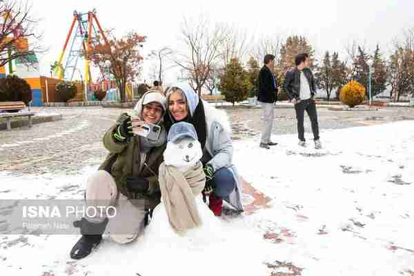   بارش برف زمستانی به حال و هوای شهر اصفهان که در