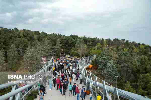  گردشگران نوروزی در پل طبیعت تهران  ورق بزنید  ◾پ